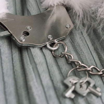 Наручники металеві Adrien Lastic Handcuffs Black з чорною пухнастою обробкою Наручники металеві Adrien Lastic Handcuffs Black з чорною пухнастою обробкою