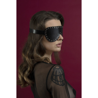 Маска на глаза с заклепками Feral Feelings - Blindfold Mask, натуральная кожа, черная Маска на глаза с заклепками Feral Feelings - Blindfold Mask, натуральная кожа, черная