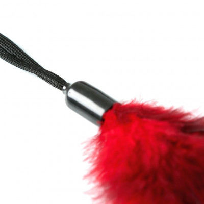 Метелочка-щекоталка Sportsheets - PLEASURE FEATHER RED на веревочной петле Метелочка-щекоталка Sportsheets - PLEASURE FEATHER RED на веревочной петле