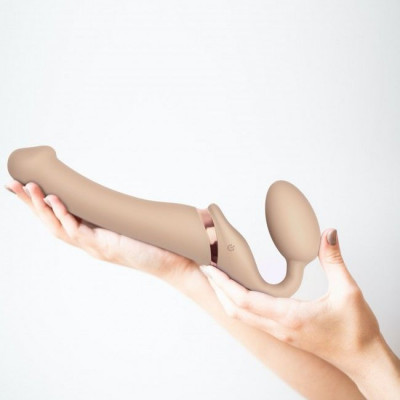 Безремневой страпон с вибрацией Strap-On-Me Vibrating Flesh M, диаметр 3,3см, пульт ДУ, регулируемый Безремневой страпон с вибрацией Strap-On-Me Vibrating Flesh M, диаметр 3,3см, пульт ДУ, регулируемый