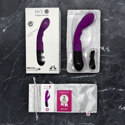 Вібратор Adrien Lastic Nyx 2.0 стимуляція точки G і входу в піхву, що перезаряджається Вібратор Adrien Lastic Nyx 2.0 стимуляція точки G і входу в піхву, що перезаряджається